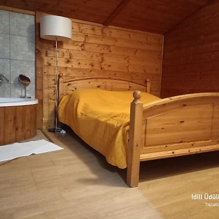 Idill Ueduelohaz Villa Tiszafüred Exteriör bild