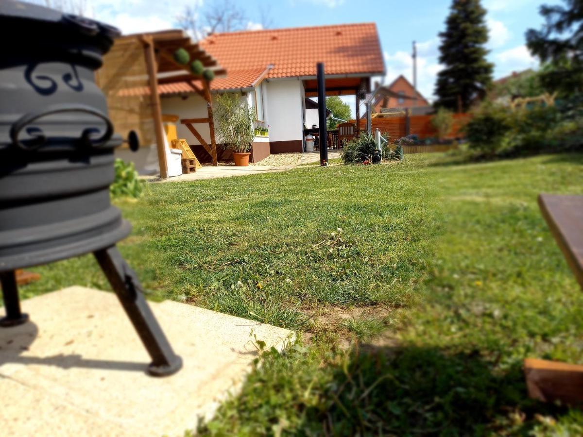 Idill Ueduelohaz Villa Tiszafüred Exteriör bild